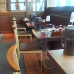 七志 - テーブル席が多数あり、ゆっくり食事を楽しめます。