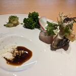 Gikyo - ゴルゴンゾーラにお醤油を合わせた調味料で頂く分厚い鰆のタタキ！鯛生姜使用。めちゃくちゃ美味しい！！添えてあるのは新ジャガイモなど