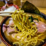 秋葉原ラーメン わいず - 麺は普通にしたけど硬めの茹で加減でした。でも好きなタイプでした。