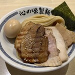 心の味製麺 - チャーシューは左から
            ◆豚ロースの炙りチャーシュー
            ◆ 豚バラ（ローストだったかな？）チャーシュー
            ◆鶏胸チャーシュー
            ◆煮豚（？）チャーシュー