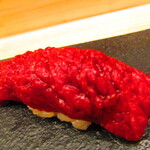 鮨処 凜 - おまかせ　１１０００円（税込）　握り-３　網走産ミンククジラ　すだちを挟んで【２０２４年４月】