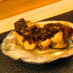 鮨処 凜 - おまかせ　１１０００円（税込）　一品料理-２　煮鮑のきもソースかけ【２０２４年４月】