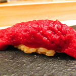 鮨処 凜 - おまかせ　１１０００円（税込）　握り-３　網走産ミンククジラ　すだちを挟んで【２０２４年４月】