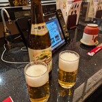 242667679 - 瓶ビールで乾杯。