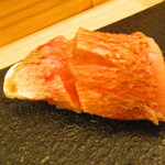 鮨処 凜 - おまかせ　１１０００円（税込）　握り-９　真鯛の稚魚【２０２４年４月】