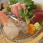 Irodori - お造りはマグロ、サス、エビ、ヒラメは
                        とても新鮮でエビは生きたまま出てきます✨✨✨