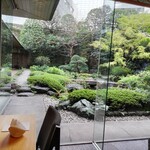 日本料理「雲海」 - お席から見える中庭。数々の草木が、最近の春の息吹でより元気になったのではないかと。そして、とても手入れが行き届いてる印象を受けました。