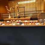 日本料理「雲海」 - これが、スイーツバイキングとしていろいろなスイーツを取れる場所。並べ方も、背景も、置いてある調度品も美しかったです。