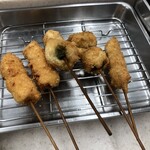 八重勝 - 左2本:ささみしょうが、真ん中2本:マグロしそ、右:串カツ