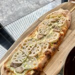 ALL DAY CAFE & DINING The Blue Bell - NY BOARD PIZZA 蓮根／スチームチキン／大葉ジェノバソース（1,200円 税込）