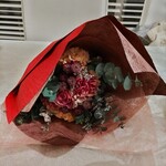 日本料理「雲海」 - こちら、お店からいただいた花束です。もうね、色使い、選ぶお花、包装に至るまでセンスバッチリ。彼女もここまでとは予想外だったらしく、お店側のセンスに感心しきりでした。