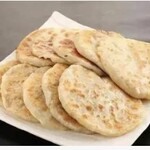 麺屋 蘭 - 蘭特製シャービン（餡餅）一枚350円
牛豚合挽きとキャベツ、玉ねぎ、長ネギなど具材を小麦粉の皮に包んで鉄板で焼いたものです。