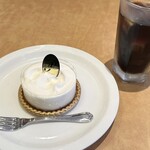トマティーナ 登戸店 - 《北海道産クリームチーズのレアチーズケーキ》《アイスコーヒー》
