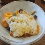 釜めし菜時記 さき亭 - 釜めしよそったところ。お茶碗3杯分あります。