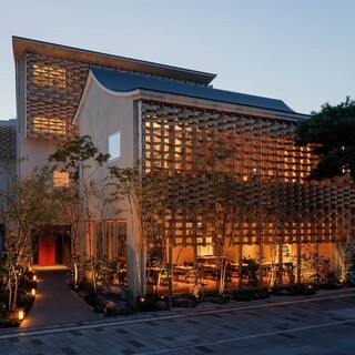 伝統×現代の融合。居心地の良い温かみのある空間でおもてなし