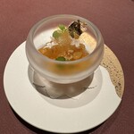 モノリス - ❾ビワのコンポート、白ワインのジュレ、ビワとアンズのグラニテ。