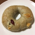 ebb&flow - 料理写真:レモン酵母のベーグル クランベリーとくるみとホワイトチョコレート   ￥313なり