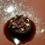 モノリス - ブーダンノワール、ビーツ、リンゴ、ビーツと蜂蜜とシェリービネガーソース。