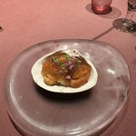 モノリス - ❹北寄貝の炙り、ウニ、イクラ、あおさ海苔のクリーム、コンソメジュレ、ライムの香り。