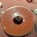 モノリス - ❺ブーダンノワール、ビーツ、リンゴ、ビーツと蜂蜜とシェリービネガーソース。