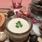 モノリス - グリーンピースのムース、新玉ねぎのスープ。