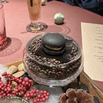 モノリス - 竹炭のマカロン、クミン風味のニンジンムース。