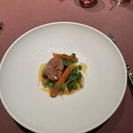 モノリス - ❽フランス・プルターニュ産仔牛フィレ肉のロースト、ニンジングラッセ、グリーンアスパラ、グリーンピース。