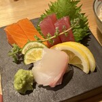 Sushi Kaki Kitasenju Sushi Ebisu - お刺身盛り合わせ（マグロ、タイ、サーモン）879円