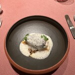 モノリス - ❻オマールブルーとホタテのムースを詰めたモリーユ茸、ホワイトアスパラガス、モリーユ茸のリゾット、白ワインのソース。