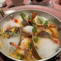 モノリス - ブイヤベース・ソフィスティック。
                    真鯛のポワレ、才巻海老、オレンジの香り。