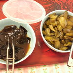 結々亭 - ご自由にお取り下さいの漬物と佃煮。