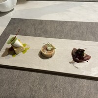 Re:nique - 左:梅酒のチーズケーキ 真ん中:サーモンのマリネ 右:自家製カツオの叩き