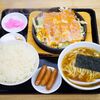 Oomoriken - ベーコン鉄板焼ライス＋半ラーメン＋ソーセージ3本