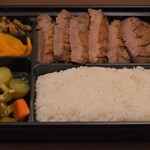 牛たん かねざき  - 厚切り牛たんステーキ弁当（中身）