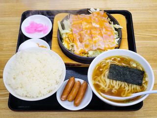 大盛軒 - ベーコン鉄板焼ライス＋半ラーメン＋ソーセージ3本