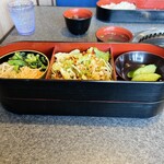 焼肉くりはら - お弁当みたいに2段に重なって登場！