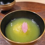 赤坂 鮨大谷 - 御碗。春らしい、大根を桜の葉に、あさりしんじょうエンドウ豆の御碗
