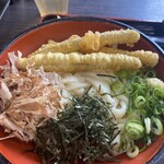 Sukesan Udon - ぶっかけうどん（冷）はコレに生卵付で570円