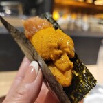 赤坂 鮨大谷 - 海老のフリット手巻き寿司、ウニ、トマトトマトポン酢乗せ
