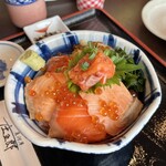 우오가시 쇼고로우 - 삼종 연어 덮밥