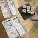 Sushi Atemaki Sushinjuku - おみくじつきのお箸と、燻製とろたく巻。