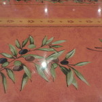 L'APE - テーブルはオリーブで飾られています。