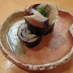 日本橋橘町　都寿司 - 〆さばとアサツキ、がりを海苔で巻いたもの(2014/1)