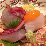 くろぎ - 黒鯛、ぼら、あおりいかのお造り。アオリイカの上に載ってるのは卵の黄身です。