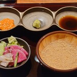 Tonkatsu Kokomade Yaruka - [左上] モホソース，[中上] わさび，[右上] 醤油，[左下] 漬物，[右下] 白胡麻(自分で擦った状態)