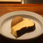 IZA - バスク風チーズケーキ チョコレートとバルサミコのアイスクリーム添え