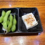 Akki - 突き出し（豆腐の薄切り、枝豆）340円