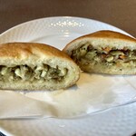 Russian Restaurant ROGOVSKI 銀座 - 左:ゆで卵とひき肉　右:野菜