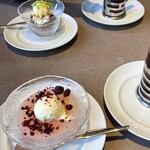 Russian Restaurant ROGOVSKI - 友人のデザートは、チョコレートブラウニーにキャラメルアイス　　+ロシア紅茶