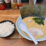 魂心家 - ラーメン(醤油、大盛り)、ライス